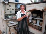 Beate Andersen ved ovnen, som brænder hendes mesterværker ved 1300 grader.  