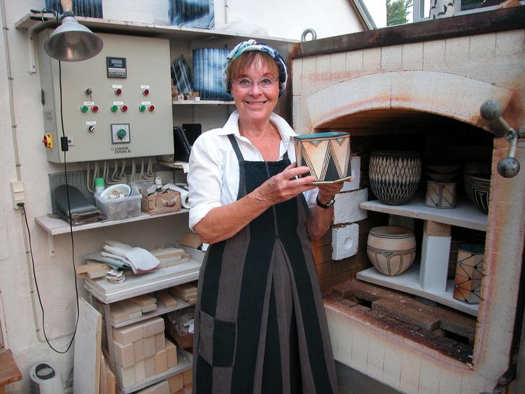 Beate Andersen ved ovnen, som brænder hendes mesterværker ved 1300 grader.  