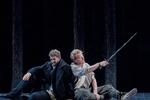 Wotan sunget af Jens Søndergaard tager en slapper ryg mod ryg med Magnus Vigilius' Siegfried, der er optaget af sit sværd. Foto: Steffen Aarfing