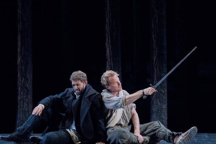 Wotan sunget af Jens Søndergaard tager en slapper ryg mod ryg med Magnus Vigilius' Siegfried, der er optaget af sit sværd. Foto: Steffen Aarfing