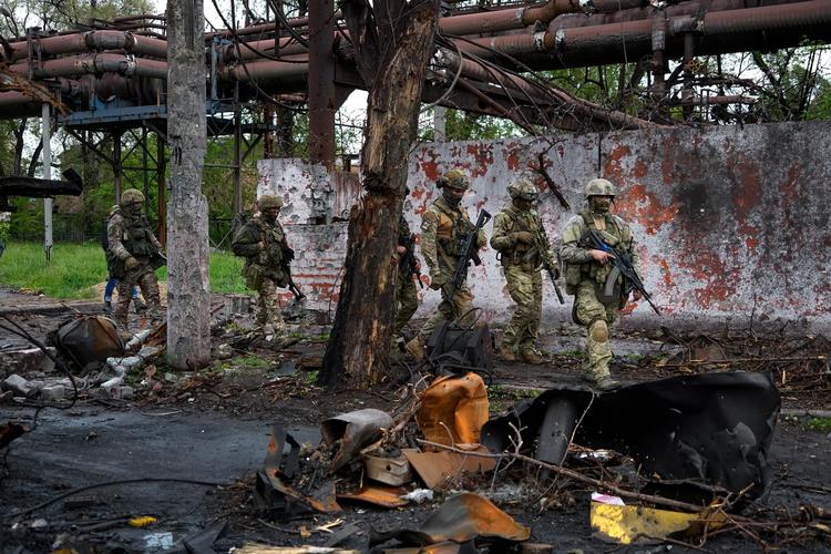 FILE - Russian troops walk in a destroyed part of the Illich Iron &amp; Steel Works Metallurgical Plant in Mariupol, in territory under the government of the Donetsk People's Republic, eastern Ukraine, on May 18, 2022. Even as the Russian war machine crawls across Ukraine's east, trying to achieve the Kremlin's goal of securing a full control over the country's industrial heartland of the Donbas, the Ukrainian forces are scaling up attacks to reclaim territory in the south. (AP Photo, File) Foto: Uncredited/Ritzau Scanpix