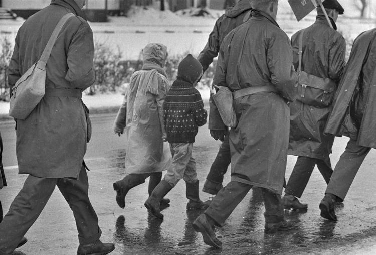 To småfyre, to senere boomere, trasker afsted på atommarch i Danmark i 1961. Frygten for en atomkrig var stor. Foto: Ebbe Andersen