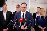 Første doorstep pressemøde i Klimaministeriet om varmechecken tilbage i februar med klima-, energi- og forsyningsminister Dan Jørgensen (S) forrest og Radikales Rasmus Helveg Petersen og Enhedslistens Søren Egge Rasmussen fra venstre. Foto: Jens Dresling