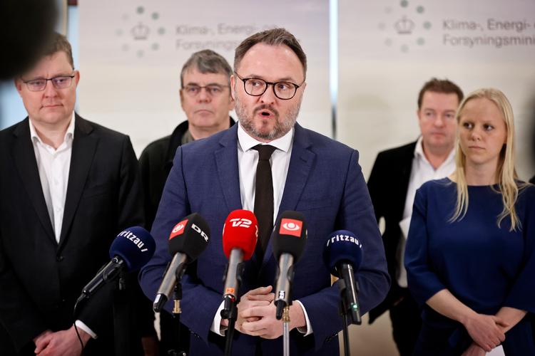 Første doorstep pressemøde i Klimaministeriet om varmechecken tilbage i februar med klima-, energi- og forsyningsminister Dan Jørgensen (S) forrest og Radikales Rasmus Helveg Petersen og Enhedslistens Søren Egge Rasmussen fra venstre. Foto: Jens Dresling