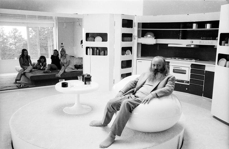 Simon Spies er her i sit sommerhus Villa Spies – også kaldet Villa Fjolle – syd for Stockholm. Med unge kvinder i baggrunden. Arkivfoto Tage Christensen