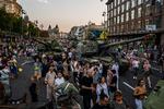 Kyiv er blevet omdannet til et udendørs militærmuseum med udstilling af ødelagt russisk militærudstyr op til uafhængighedsdagen på onsdag, som samtidig markerer halvårsdagen for invasionen. Af frygt for russiske angreb har præsident Volodymyr Zelenskyj advaret imod offentlige forsamlinger. Foto: Dimitar Dilkoff/Ritzau Scanpix