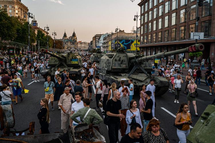 Kyiv er blevet omdannet til et udendørs militærmuseum med udstilling af ødelagt russisk militærudstyr op til uafhængighedsdagen på onsdag, som samtidig markerer halvårsdagen for invasionen. Af frygt for russiske angreb har præsident Volodymyr Zelenskyj advaret imod offentlige forsamlinger. Foto: Dimitar Dilkoff/Ritzau Scanpix