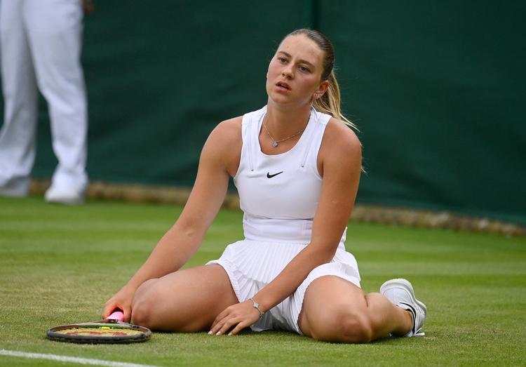 Ukrainske Marta Kostyuk, der her ses under Wimbledon, er langt fra tilfreds med US Open-arrangørerne eller den belarusiske kollega Victoria Azarenka. Foto: Toby Melville/Ritzau Scanpix