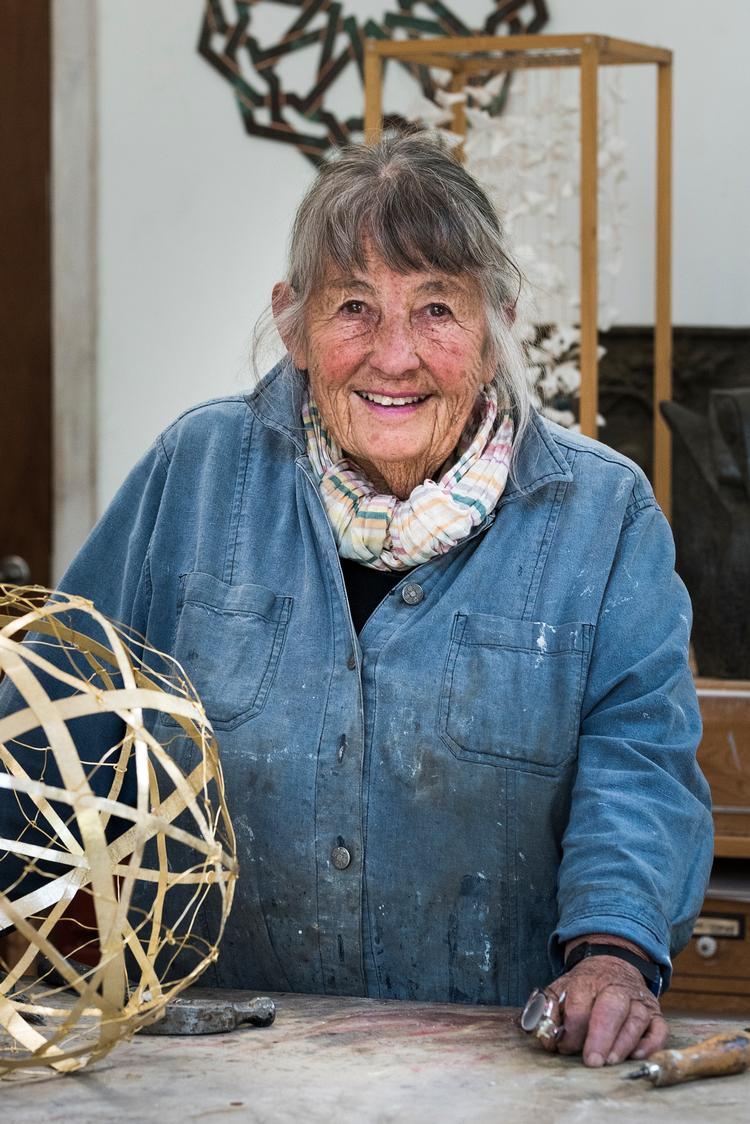 Billedhugger Gerda Thune Andersen i sit atelier Tibirke Lunde. Hun blev 93 år.  Foto: David Stjernholm