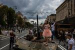 Ukraine har op til sin uafhængighedsdag onsdag opstillet sønderskudte russiske kampvogne i hovedstaden, Kyiv. Men fejringen af selve dagen er blevet forbudt af frygt for russiske angreb, bl.a. efter mordattentatet for nogle dage siden mod den russiske nationalist Darya Dugina, datter af den mere kendte ultranationalist Aleksandr Dugin. Rusland mener, Ukraine står bag den dræbende bilbombe.  Foto: Dimitar Dilkoff/Ritzau Scanpix