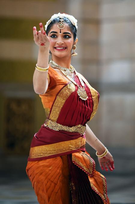  Danser Panchami Chandukudlu optrådte under en ceremoni ved Kelvingrove Art Gallery and Museum i Glasgow for at fejre tilbageleveringen af syv indiske genstande, der uretmæssigt var havnet i Storbritannien. Foto: Andy Buchanan/Ritzau Scanpix