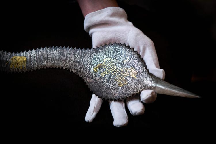 Seks af de syv genstande blev stjålet i det nordlige Indien i 1800-tallet. Den syvende genstand, et ceremonielt sværd, som ses her, blev stjålet i 1905 og siden solgt ulovligt til en britisk general.   Foto: Andy Buchanan/Ritzau Scanpix