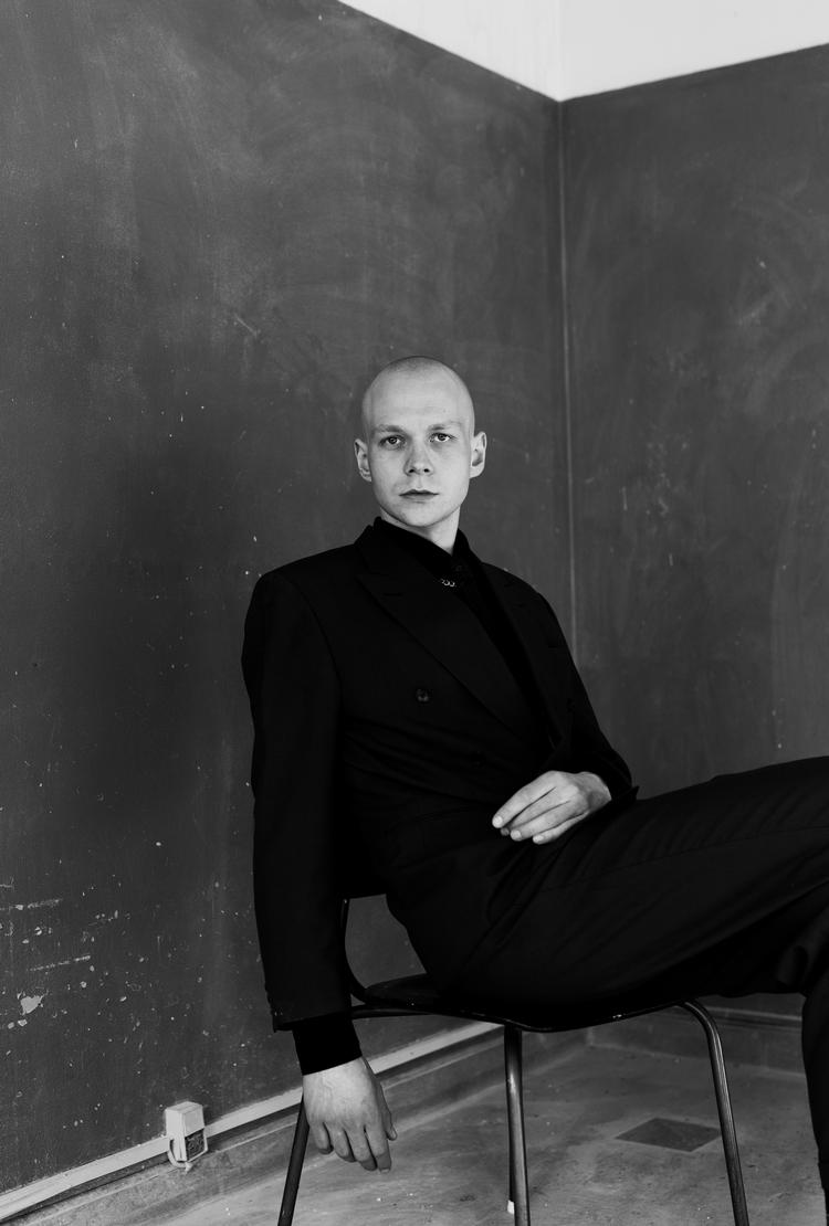 Det opsigtsvækkende og befriende ved Rasmus Daugbjergs forfatterskab er, at det slet ikke er psykologisk, at det ikke handler om individets fortrængte, men derimod om en kollektiv gru. Pr-foto:  Lea Meilandt