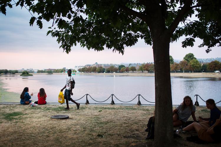 Livet i København er rykket fra lejlighederne og ud på gaden og i vandet. Mange flere bruger byen til at opholde sig i, være ude sammen i – feste, spise, bade og dase. Afslapning ved Søerne. Foto: Emma Sejersen