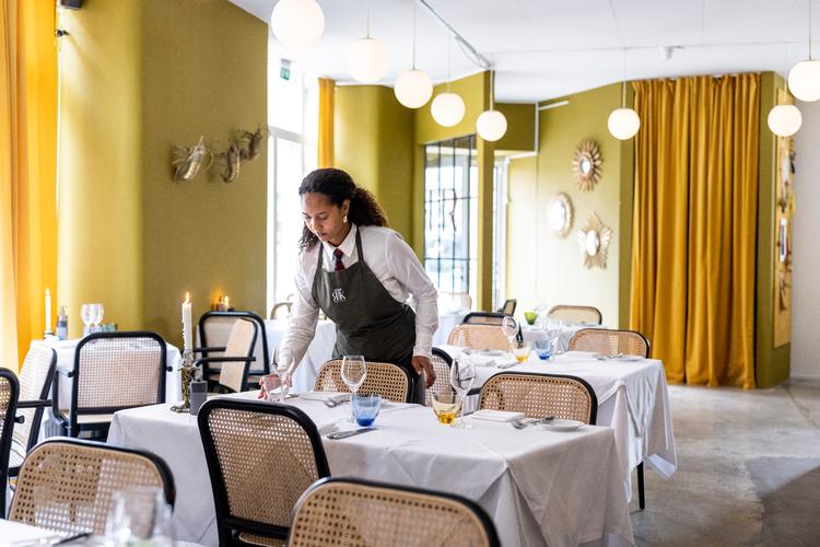 Der var ikke en finger at sætte på hverken service, tomatsalat eller havtaskehale. Men lokalet og den manglende stemning spænder ben for Bistro RK. Foto: Nikolai Linares