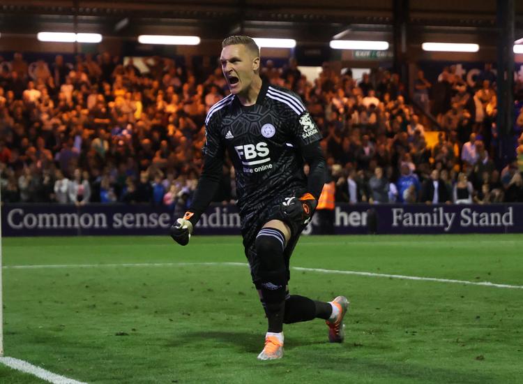Stockport var ved at gøre det onde ved Leicester i Liga Cuppen, men Daniel Iversen blev Premier League-klubbens redningsmand. Foto: Carl Recine/Ritzau Scanpix