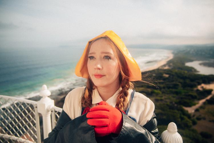 Julia Jacklins syrlige omgang med religionen giver teksterne et touch af ambivalent bekendelse. Foto: Nick Mckk