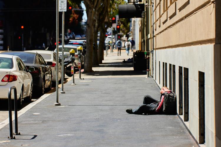 En misbruger er døset hen langs en husmur i Tenderloin-distriktet. Nutidens mest udbredte rusmidler - særligt syntetisk fremstillede varianter af fentanyl - slår misbrugerne ud på en helt anden måde end eksempelvis heroin, fortæller politiet. Foto: Hardy Wilson