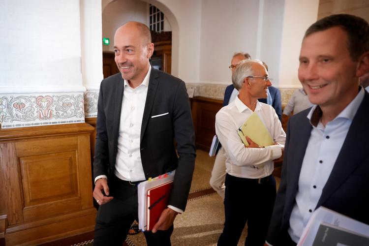 Sundhedsminister Magnus Heunickes (S) røde notesbøger blev brugt som bevismateriale i Minkkommissionens granskning, men kommissionen har udeladt Heunickes notater fra to partiledermøder. Nu lægger ministeren selv noterne frem.  Foto: Jens Dresling
