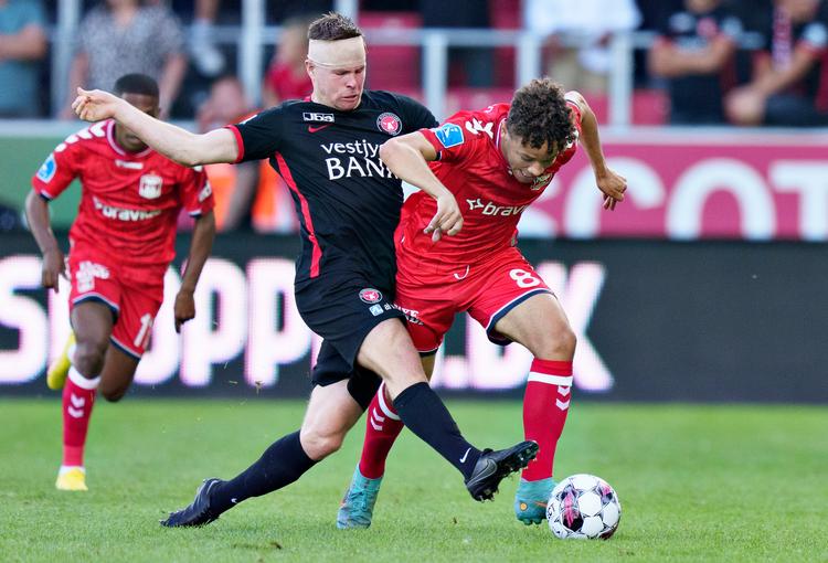 FCM's Gustav Isaksen i duel mod Mikael Andersson fra AGF i den midtjyske klubs seneste kamp, hvor holdet tabte 0-2. Foto: Henning Bagger/Ritzau Scanpix