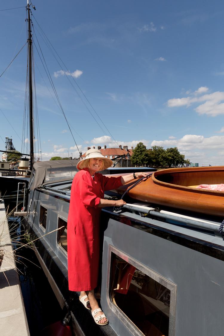 Da Birgitte Bjerregaard fyldte 40 år, gav hun sig selv en Struer kajak i mahogni i gave. Den er godt fortøjet oven på husbåden og er et designikon, som det skaber daglig glæde at se på. Foto: Julie Vöge