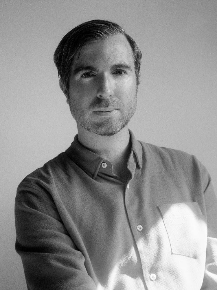 Simon Stefanski er vært på 'Tiden'. Han har tidligere været tilrettelægger og vært på 'Genstart' 