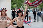     Aktivister fra feministorganisationen Femen Espana protestede i juni foran den amerikanske ambassade i Paris mod den amerikanske Højesterets beslutning om at lade delstaterne selv definere deres abortpolitik. Foto: Juan Carlos Rojas/Ritzau Scanpix