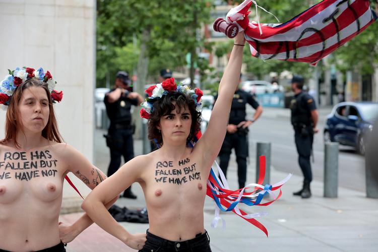     Aktivister fra feministorganisationen Femen Espana protestede i juni foran den amerikanske ambassade i Paris mod den amerikanske Højesterets beslutning om at lade delstaterne selv definere deres abortpolitik. Foto: Juan Carlos Rojas/Ritzau Scanpix