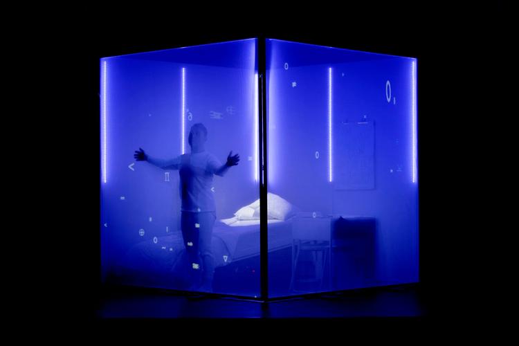 Brudstykker af de hårde minder fortælles enten med maskinel stemme som voiceover eller med Albert Montañez’ bløde kontratenor-stemme langsomt og med en god portion højtidelighed, og mere sker der ikke de første 45 minutter.  Foto: Malin Arnesson