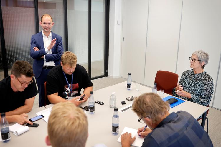 Skatteminister Jeppe Bruus (S) åbnede pressemødet onsdag med at oplyse, at han deltog som tilhører, mens hans medarbejdere i Medarbejder- og Kompetencestyrelsen fastslog, at Barbara Bertelsen kun har begået en forseelse i den milde ende. Direktør Signe Friberg Nielsen, der sidder for bordenden, overbragte meddelelsen.. Foto: Jens Dresling