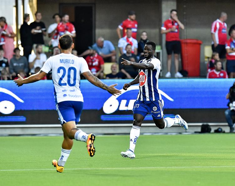 Malik Abubakari (th.), som HJK har lejet i Malmö FF, scorede målet, der bidrog til at sende Silkeborg fra Europa LEaguie til Conferencde League. Foto: Ernst van Norde/Ritzau Scanpix