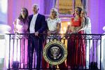 Ashley Biden (nr, 2 fra højre) ser fyrværkeri fra Truman-balkonen i Det Hvide Hus 4. juli 2021 sammen med sin far,  præsident Joe Biden, og sin mor, førstedame Jill Biden, og sine døtre Finnegan og Naomi. Foto: Evelyn Hockstein/Ritzau Scanpix