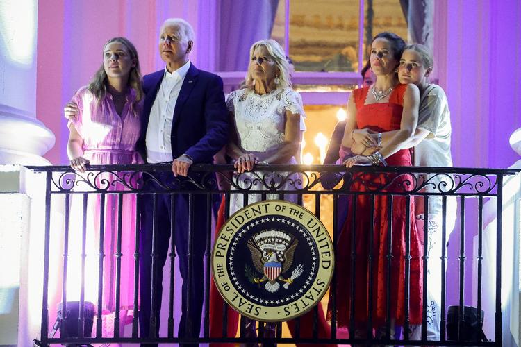 Ashley Biden (nr, 2 fra højre) ser fyrværkeri fra Truman-balkonen i Det Hvide Hus 4. juli 2021 sammen med sin far,  præsident Joe Biden, og sin mor, førstedame Jill Biden, og sine døtre Finnegan og Naomi. Foto: Evelyn Hockstein/Ritzau Scanpix