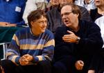 Paul Allen (t.h.) døde i 2018 efter flere års sygdom. På billedet ses han med en anden af Microsofts stiftere, Bill Gates i 2003.  Foto: Elaine Thompson/Ritzau Scanpix
