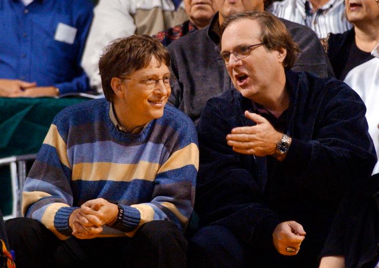 Paul Allen (t.h.) døde i 2018 efter flere års sygdom. På billedet ses han med en anden af Microsofts stiftere, Bill Gates i 2003.  Foto: Elaine Thompson/Ritzau Scanpix
