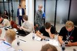 Skatteminister Jeppe Bruus (S) fulgte med, da hans direktør i Medarbejder- og Kompetencestyrelsen, Signe Friberg Nielsen, på et pressemøde i onsdags overbragte meddelelsen om den milde straf til Barbara Bertelsen. Arkivfoto.  Foto: Jens Dresling