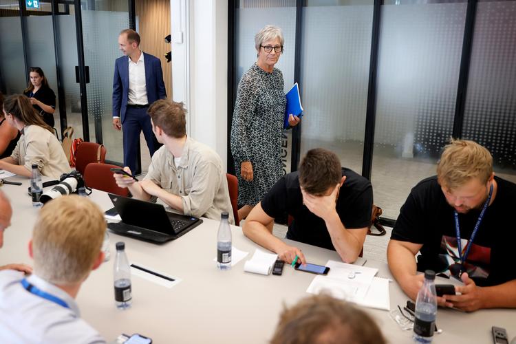 Skatteminister Jeppe Bruus (S) fulgte med, da hans direktør i Medarbejder- og Kompetencestyrelsen, Signe Friberg Nielsen, på et pressemøde i onsdags overbragte meddelelsen om den milde straf til Barbara Bertelsen. Arkivfoto.  Foto: Jens Dresling