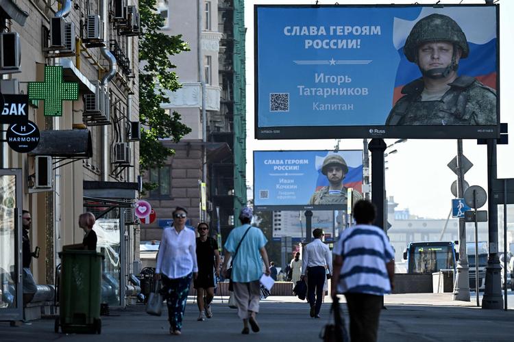 'Æret være Ruslands helte' står der på dette banner i Moskva, som blev fotograferet tidligere på ugen.  Foto: Kirill Kudryavtsev/Ritzau Scanpix