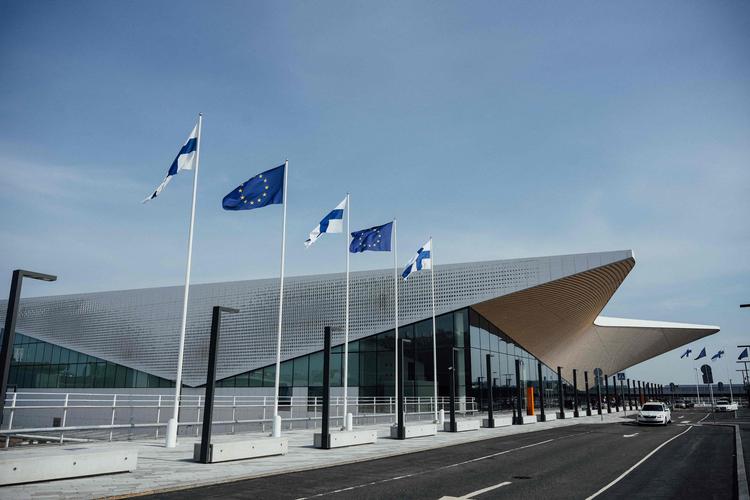 Finlands beslutning om at skrue ned for udstedelsen af turistvisum til russere har skabt ophedet debat, også på Politikens redaktion, hvor international kommentator Michael Jarlner og kronikredaktør Marcus Rubin er rygende uenige. Foto: Alessandro Rampazzo/Ritzau Scanpix