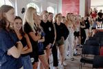 Sprogforskerens 16-årige datter er netop startet på efterskole. Eleverne på billedet, fra Haslev Idrætsefterskole, har ikke noget med den konkrete sprogklumme at gøre.  Foto: Nanna Navntoft