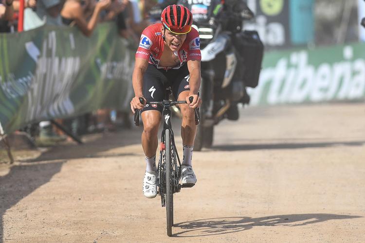 Som den suverænt den bedste af klassementskandidaterne krydser belgieren Remco Evenepoel målstregen på 4.-pladsen  i den svære bjergfinale.
 Foto: Ander Gillenea/Ritzau Scanpix