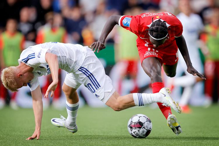Hákon Arnar Haraldsson (tv.) var den eneste nye i FCK's startopstilling i forhold til kampen mod Trabzonspor, da FC Nordsjælland med Mohammed Diomande (th.) som anden målscorer vandt 3-1.   Foto: Jens Dresling
