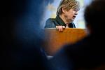     Her taler Eva Smith på Christiansborg i 2020, da Bedsteforældre for Asyl holder høring om hjemtagelse af de danske børn, der sidder i Al-Hol-lejren og Al-Roj-lejren i Syrien.  Foto: Philip Davali/Ritzau Scanpix