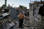 Russerne beskyder fortsat mål på den ukrainske side af fronten ved Sortehavskysten. Her ser en beboer i Mykolajev på sit ødelagte hjem, der blev ramt af et russisk missil mandag.   Foto: Dimitar Dilkoff/Ritzau Scanpix