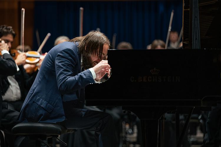 Pianisten Daniil Trifonov var indadvendt og meget fokuseret, da han tacklede Tjajkovskijs klaverkoncert i Odense.  Foto: Julia Severinsen