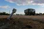 En russisk militærlastvogn kører forbi en ueksploderet granat i udkanten af Kherson-forstaden Tjornobajka. Arkivfoto. Foto: Alexander Ermochenko/Ritzau Scanpix