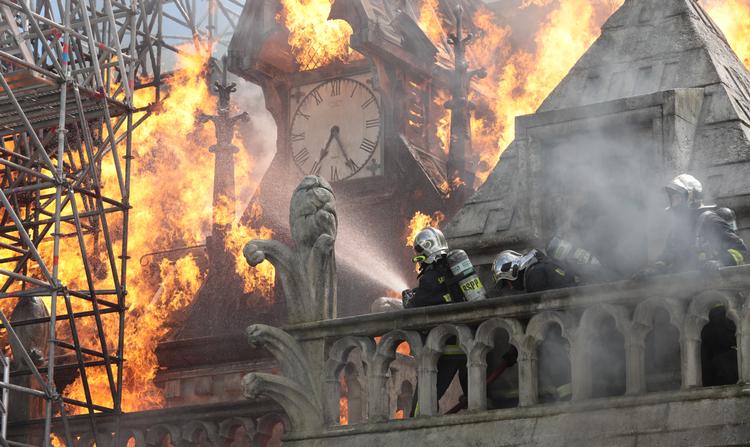 Der parisiske brandkorps blev sat på en gigantisk opgave, da byens vartegn, Kirken Notre Dame, brændte i april 2019. Foto: David Koskas