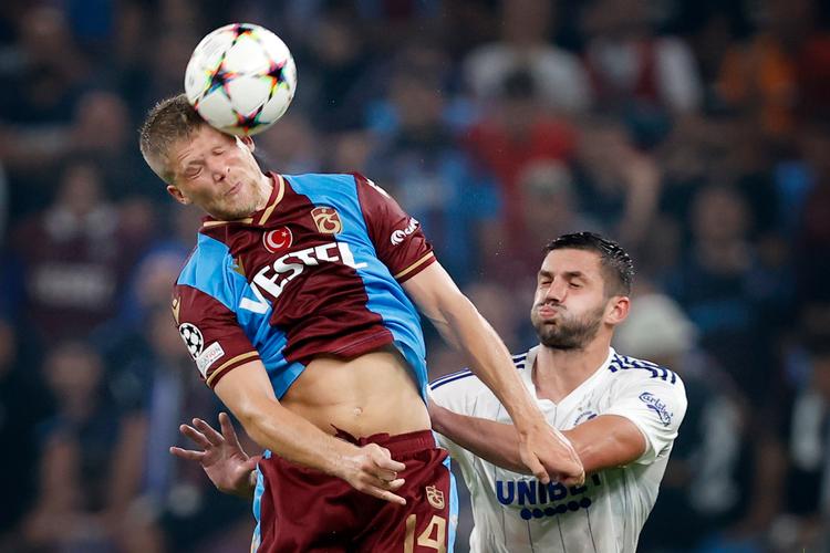 I de forgangne to uger var Andreas Cornelius (tv.) og Davit Khocholava modstandere, da Trabzonspor mødte FC København om en billet til Champions League-gruppespillet. Fremover bliver de to holdkammerater i FCK, hvis den danske landsholdsangriber består lægetjekket, og dermed kommer Cornelius alligevel til at spille Champions League. Foto: Jens Dresling