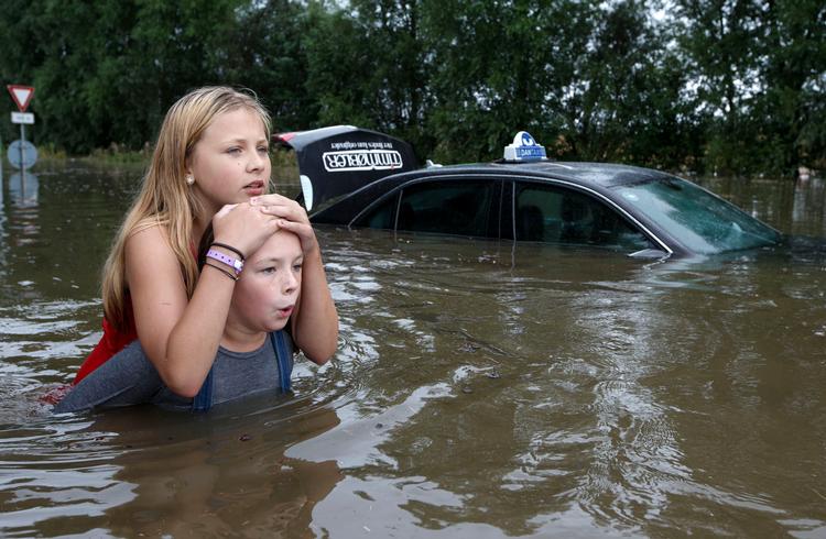 Fremover skal humanister være med til at byde ind på, hvordan vi håndterer store samfundsproblemer, såsom klimakrisen.  Her ses to børn ved en oversvømmelse i Lystrup ved Århus i 2016 . Foto: Jan Dagø