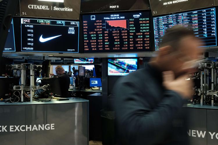 NEW YORK, NEW YORK - AUGUST 26: Traders work on the floor of the New York Stock Exchange (NYSE) on August 26, 2022 in New York City. The Dow Jones Industrial Average dropped more than 1000 points following a speech by federal Reserve Chairman Jerome Powell that the Fed will again raise interest rates as inflation continues to drag on the American economy. Spencer Platt/Getty Images/AFP == FOR NEWSPAPERS, INTERNET, TELCOS &amp; TELEVISION USE ONLY == Foto: Spencer Platt/Ritzau Scanpix